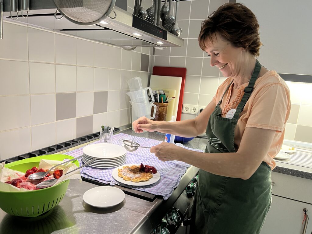 dekorativ - Mitarbeiterin backt Waffeln